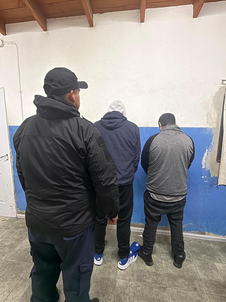 Dos sujetos que estaban robando en una vivienda de Viedma fueron atrapados por la policía