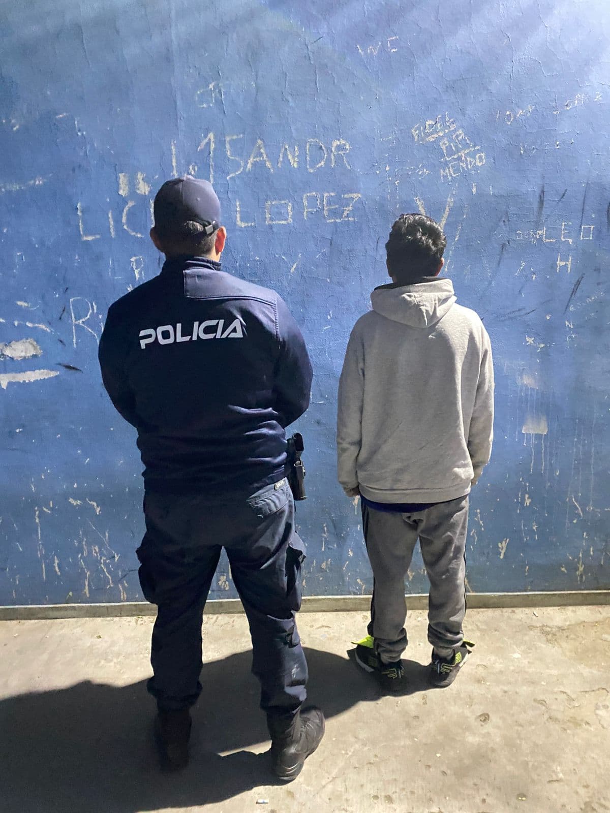 La policía acudió a un disturbio y uno de los efectivo fue atacado por uno de los protagonistas y fue detenido