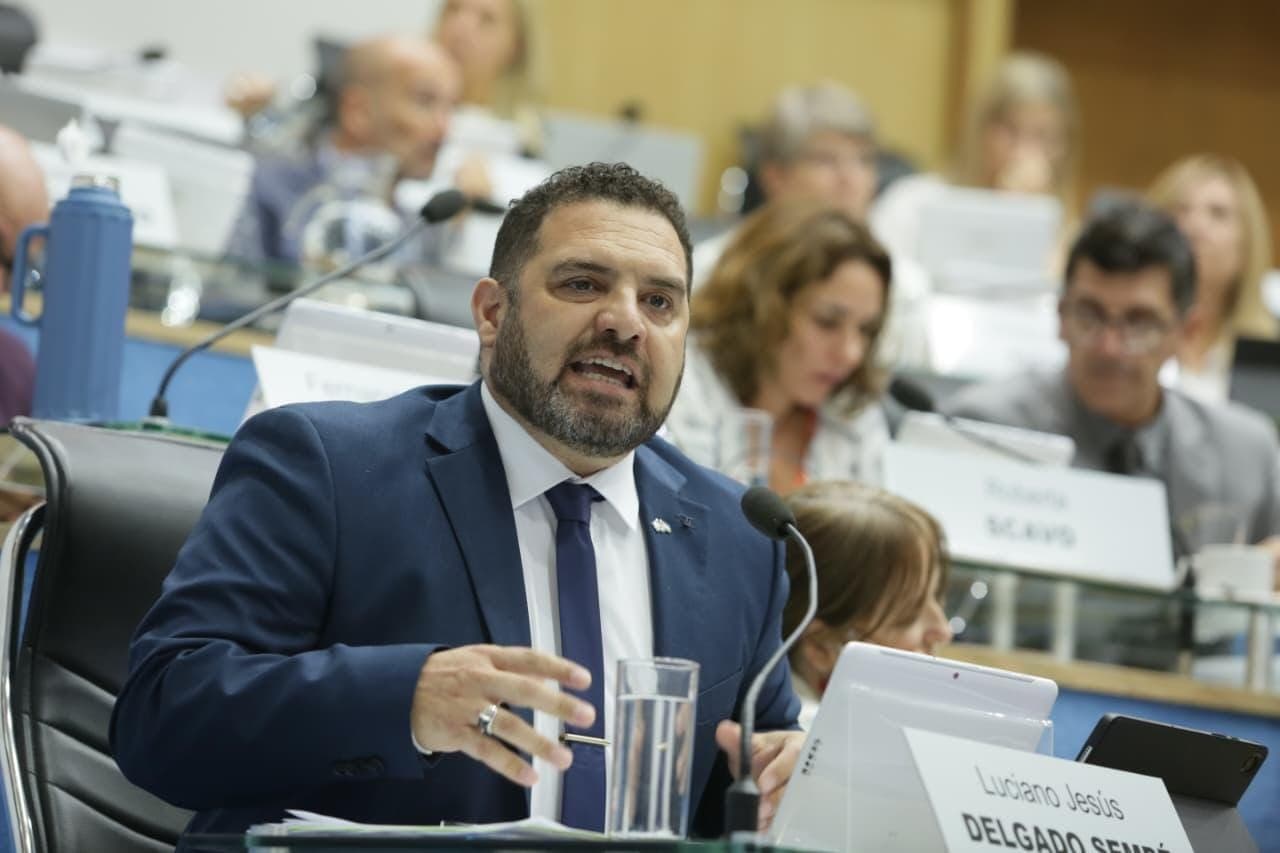 Sempé presentó en la Fiscalía de Viedma la ampliación de la denuncia sobre «una reciente entrega de canteras silíceas al señor Claudio Ciccarelli»