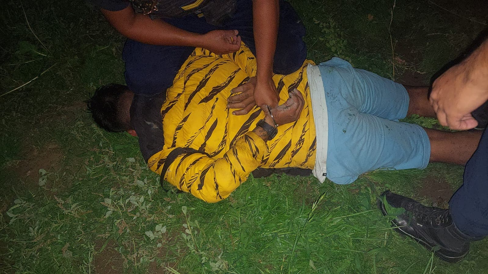 En Viedma un hombre ingresó a una vivienda y huyó en moto pero la policía lo detuvo
