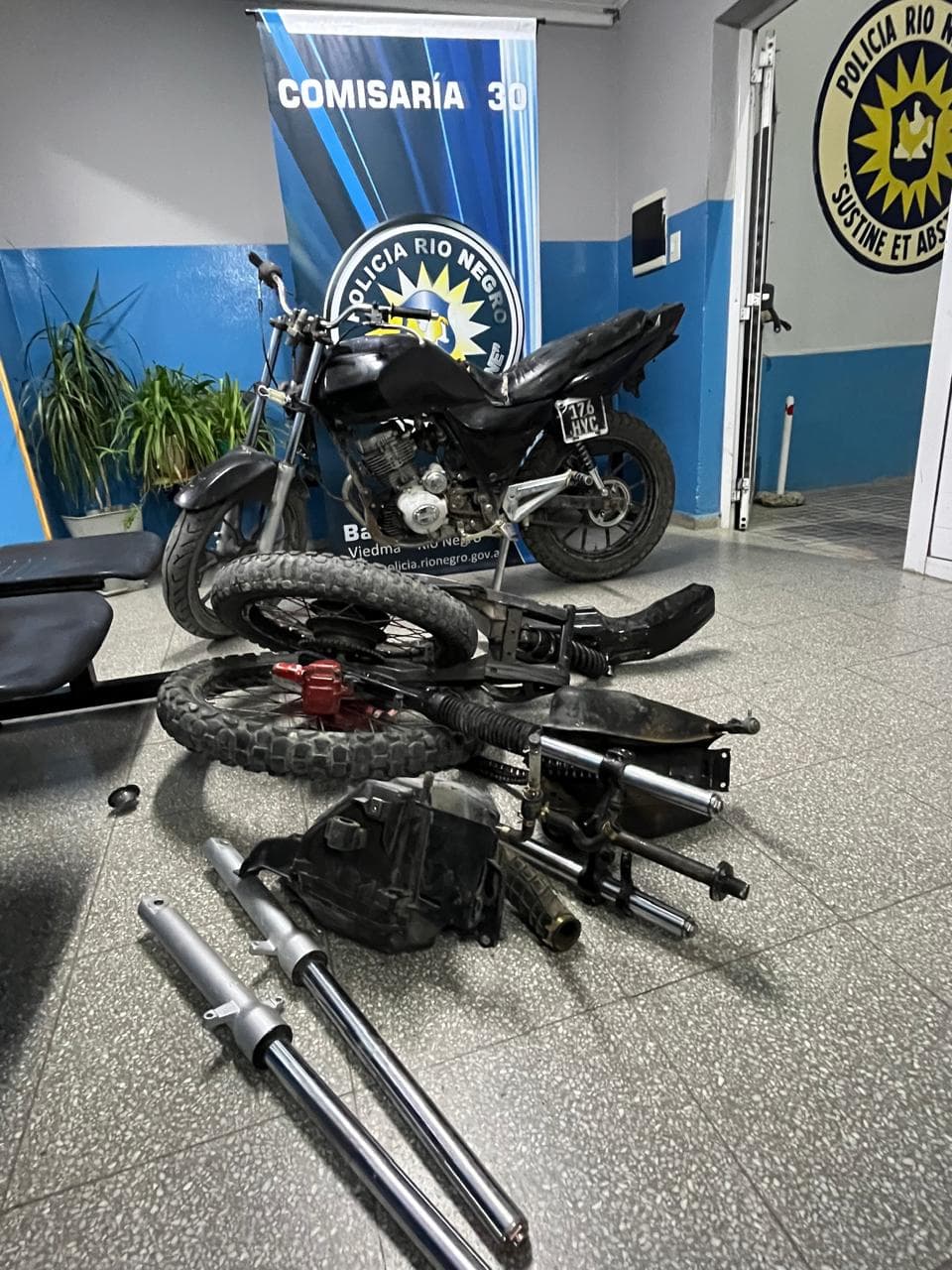 Secuestran en un allanamiento en Viedma partes de motos robadas en Bahía Blanca