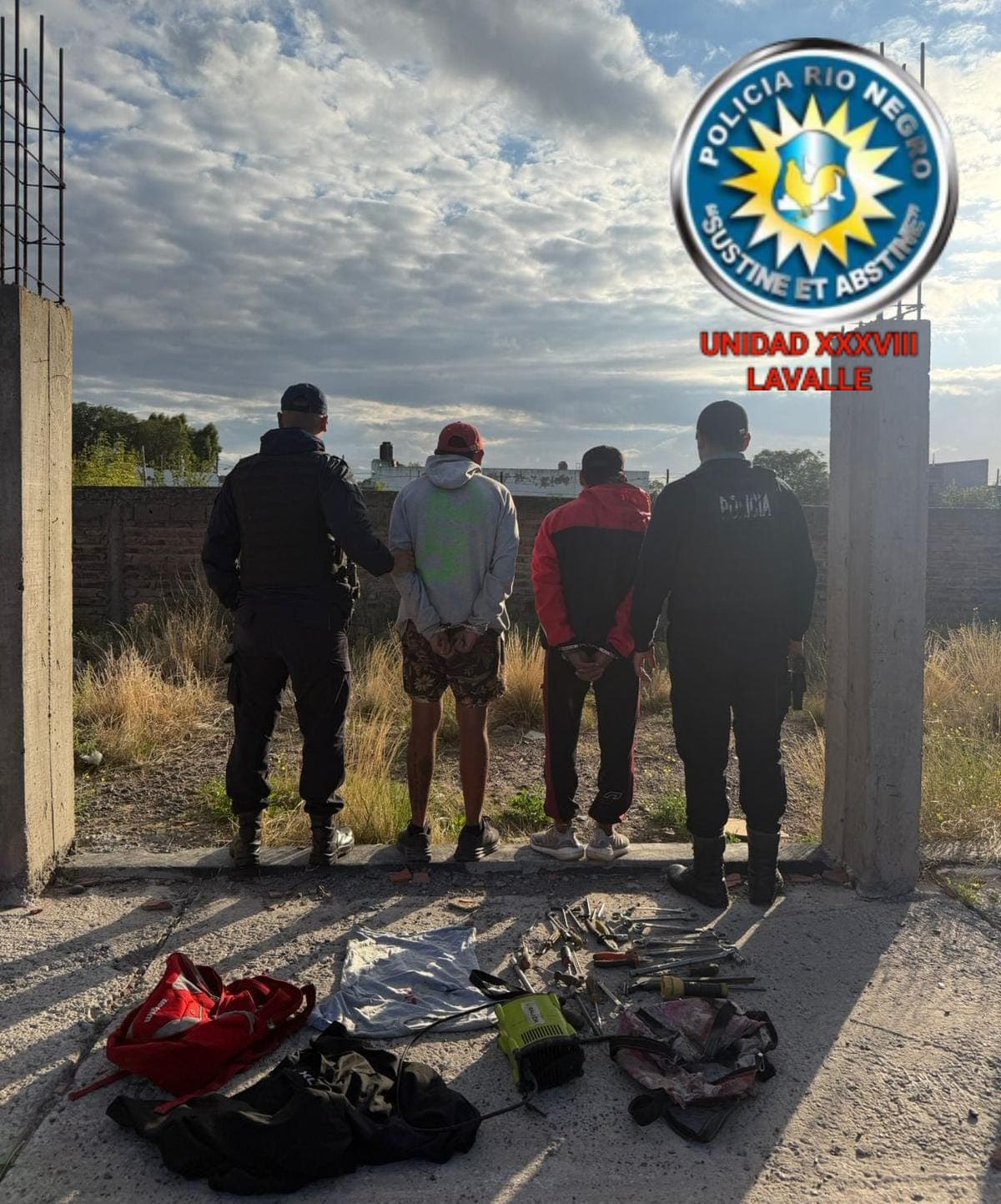 La policía detuvo a dos hombres que estaban robando herramientas en una vivienda en Viedma