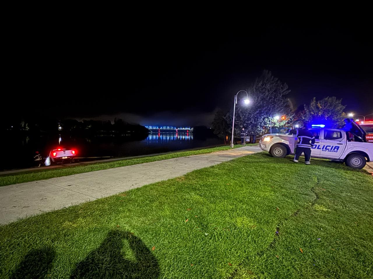 Manejaba borracho y terminó con la camioneta sumergida en el río en la costanera de Viedma