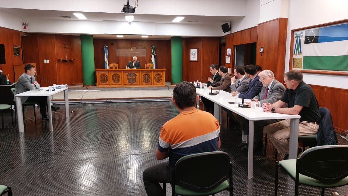Le formulan cargos a tres ex funcionarios provinciales por la compra de un avión