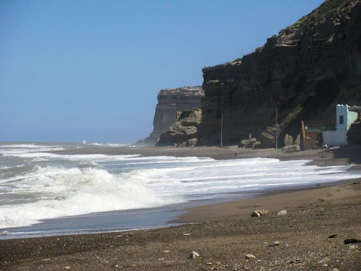 Judicialmente el Gobierno acciona para que se detenga la obra ilegal en acantilado de la costa