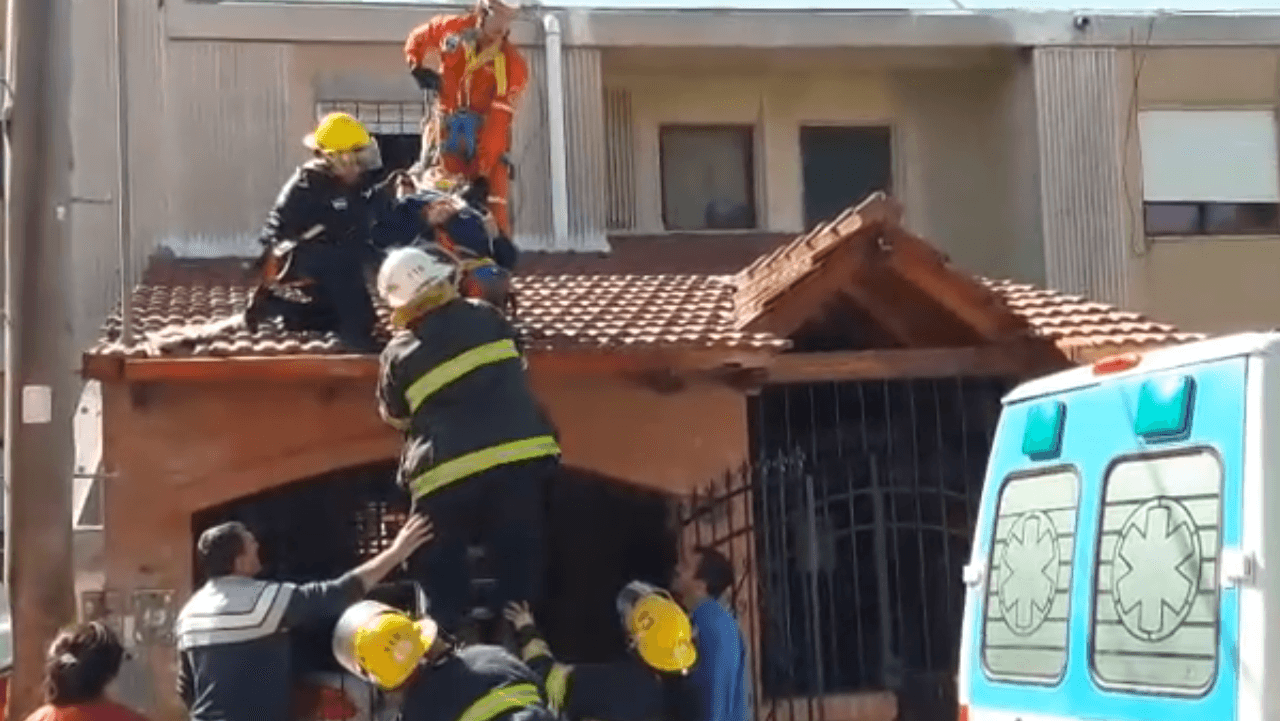 Un hombre estaba trabajando en un techo, se cayó y se fracturó una pierna