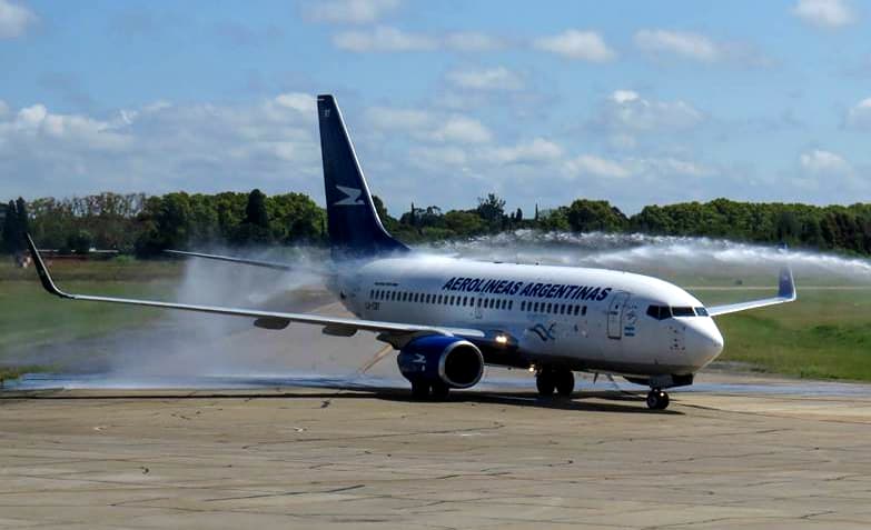 Subía equipajes a un avión y se lesionó la zona lumbar, la ART deberá indemnizarlo