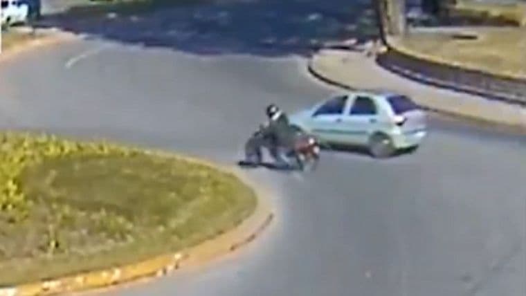 El que circula por la rotonda tiene prioridad de paso