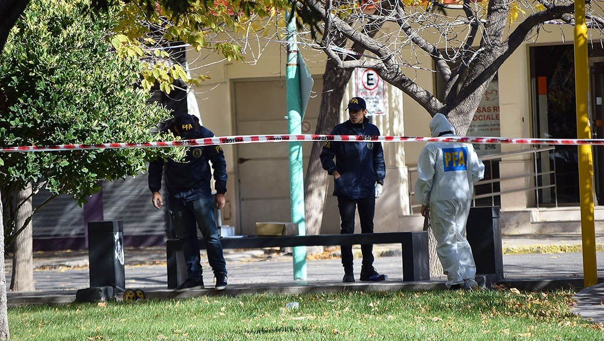 Un policía baleó a un joven en la plaza San Martín de Cipolletti