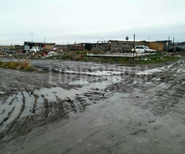 El frio y las lluvias generan problemas en los barrios más carenciados de Viedma, piden colaboración