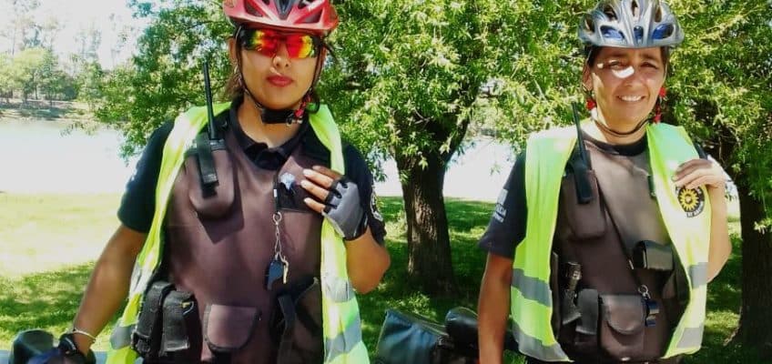 Destacan a las dos bicipolicías que asistieron a un abuelo que se descompensó en un cajero automático en Viedma