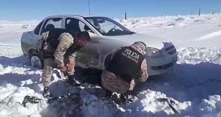 La policía asistió a una mujer embarazada que estaba aislada en un paraje de la Línea Sur