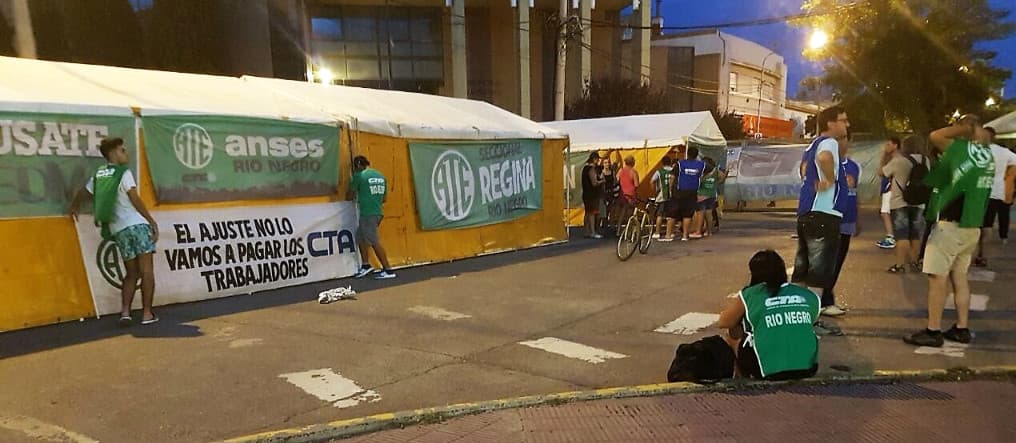 Se inició desde ATE una vigilia y acampe en Viedma frente a la Legislatura