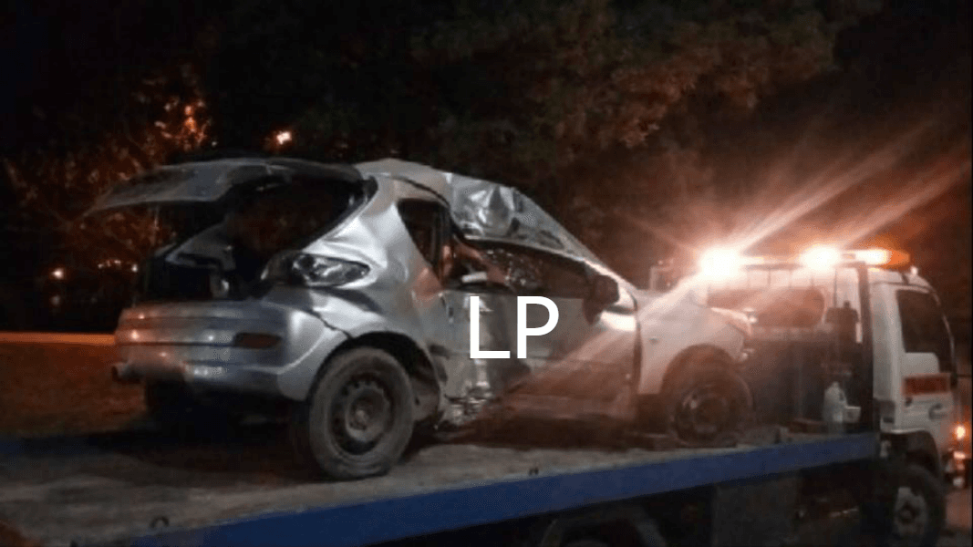 Muere un joven al chocar su auto contra un árbol