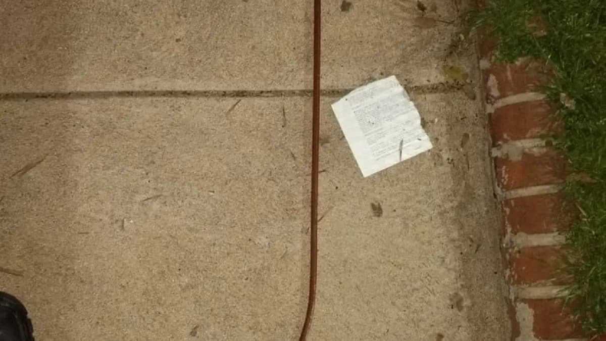 Demando al Estado porque tropezó con un hierro que había en la vereda