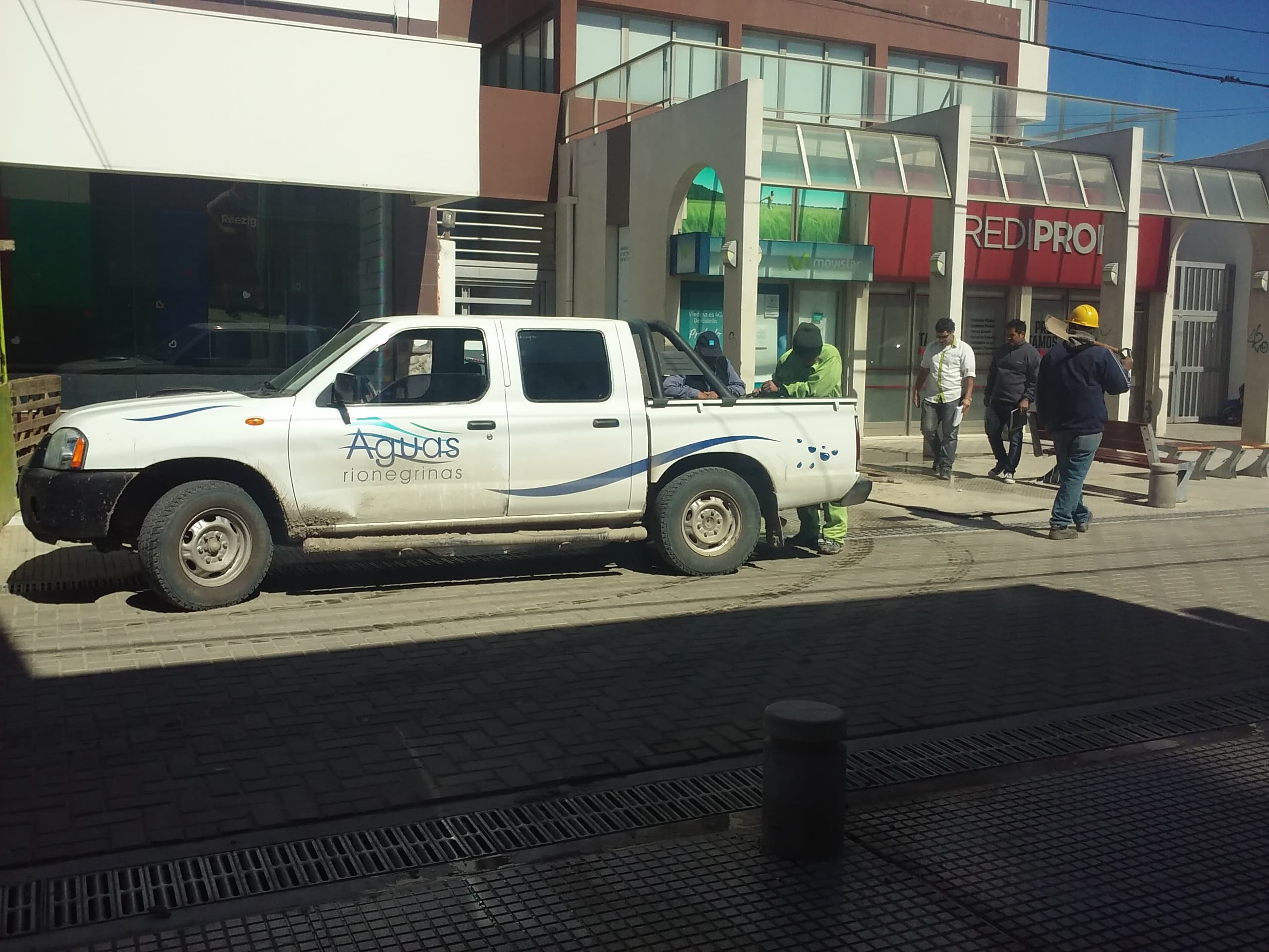 Siguen sin agua potables varios vecinos y comerciantes de la calle Buenos Aires
