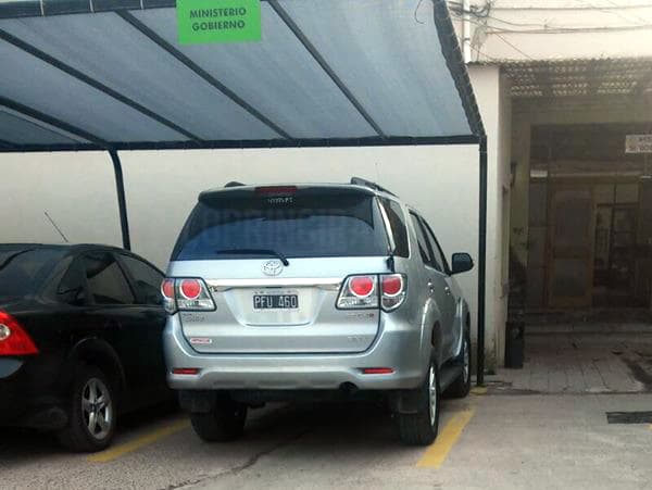 Multarán al propietario de la camioneta que estacionó en la rampa de discapacitados, o sea, el ministro Di Giácomo