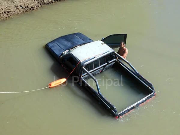 Encuentran camioneta en un canal de la ex Ruta Nacional N° 3, camino a El Dique