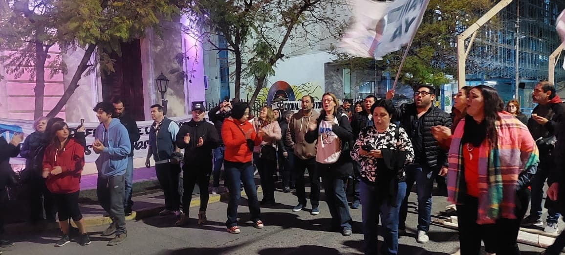 UnTER profundizó las medidas de fuerza con una carpa frente a la Casa de Gobierno