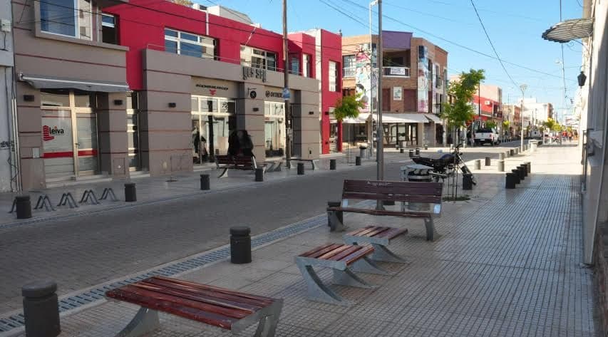 Los comercios pueden abrir hasta las 20:30 desde este lunes en Viedma