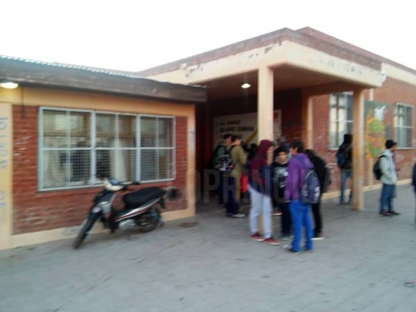 Un estudiante habría ingresado con un arma blanca a una escuela en Viedma