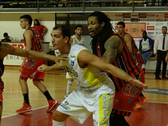 Atenas le ganó a Ciclista y consiguió un lugar en los cuartos de finales