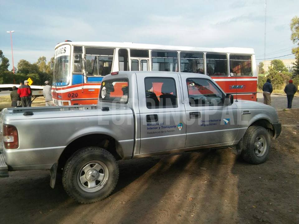 Secuestraron un micro que llevaba 25 pasajeros para trabajar en chacras y estaba inhabilitado para transportarlos