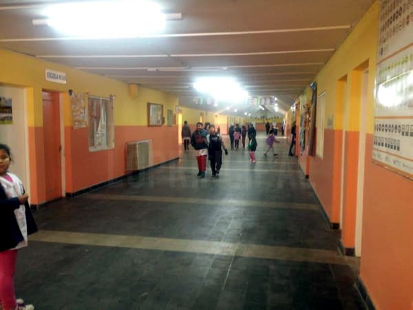 Piden maestras y que se reabra el tercer grado del colegio del Barrio Ceferino de Viedma