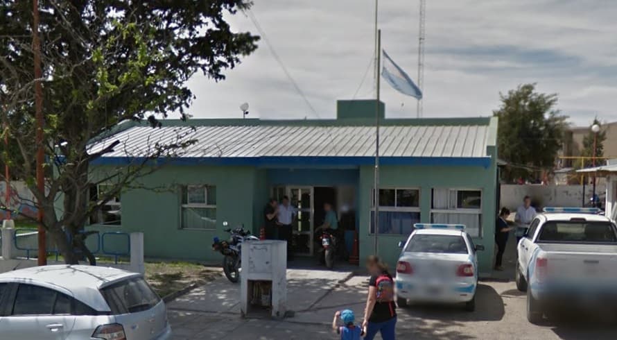 Allanaron una casa en el barrio Ceferino en busca de elementos robados, un policía resultó herido y un menor de edad detenido