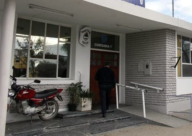 Dependencias policiales fueron allanadas por la efectivo que recibió los disparos en Viedma