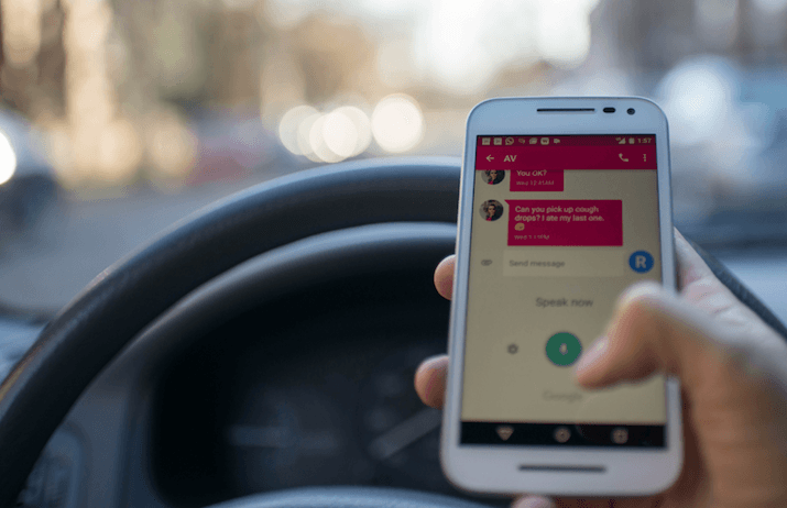Manejaba con el celular en la mano, chocó un auto estacionado, no tenía seguro y tendrá que indemnizar a la damnificada