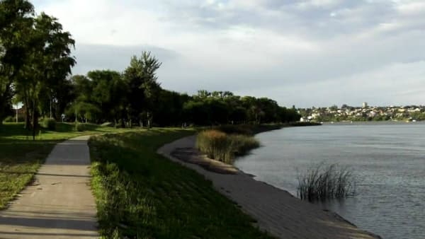 Solicitan la construcción de un parque con fogones en la Costanera de Viedma