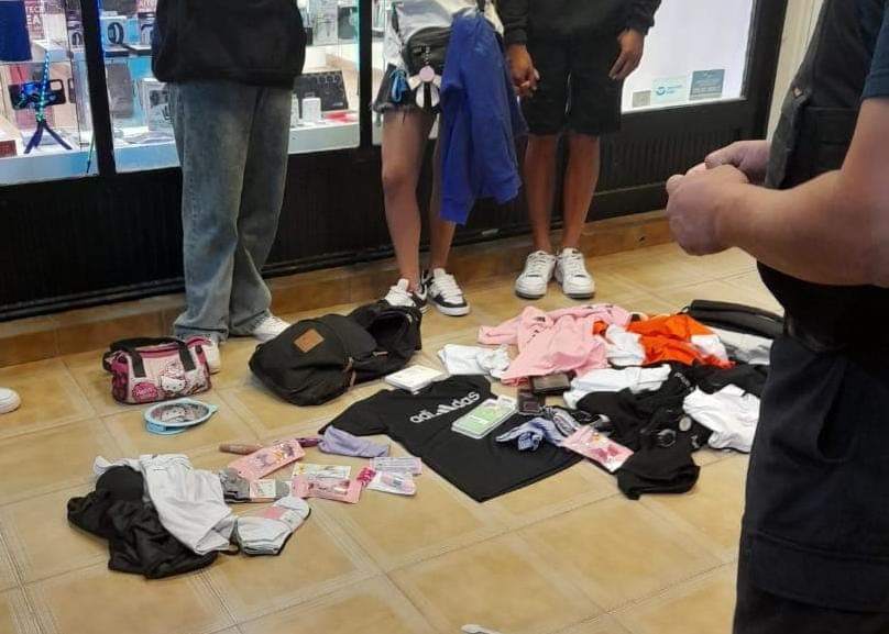 Robaron prendas de vestir en un comercio de Las Grutas y fueron detenidos por la policía