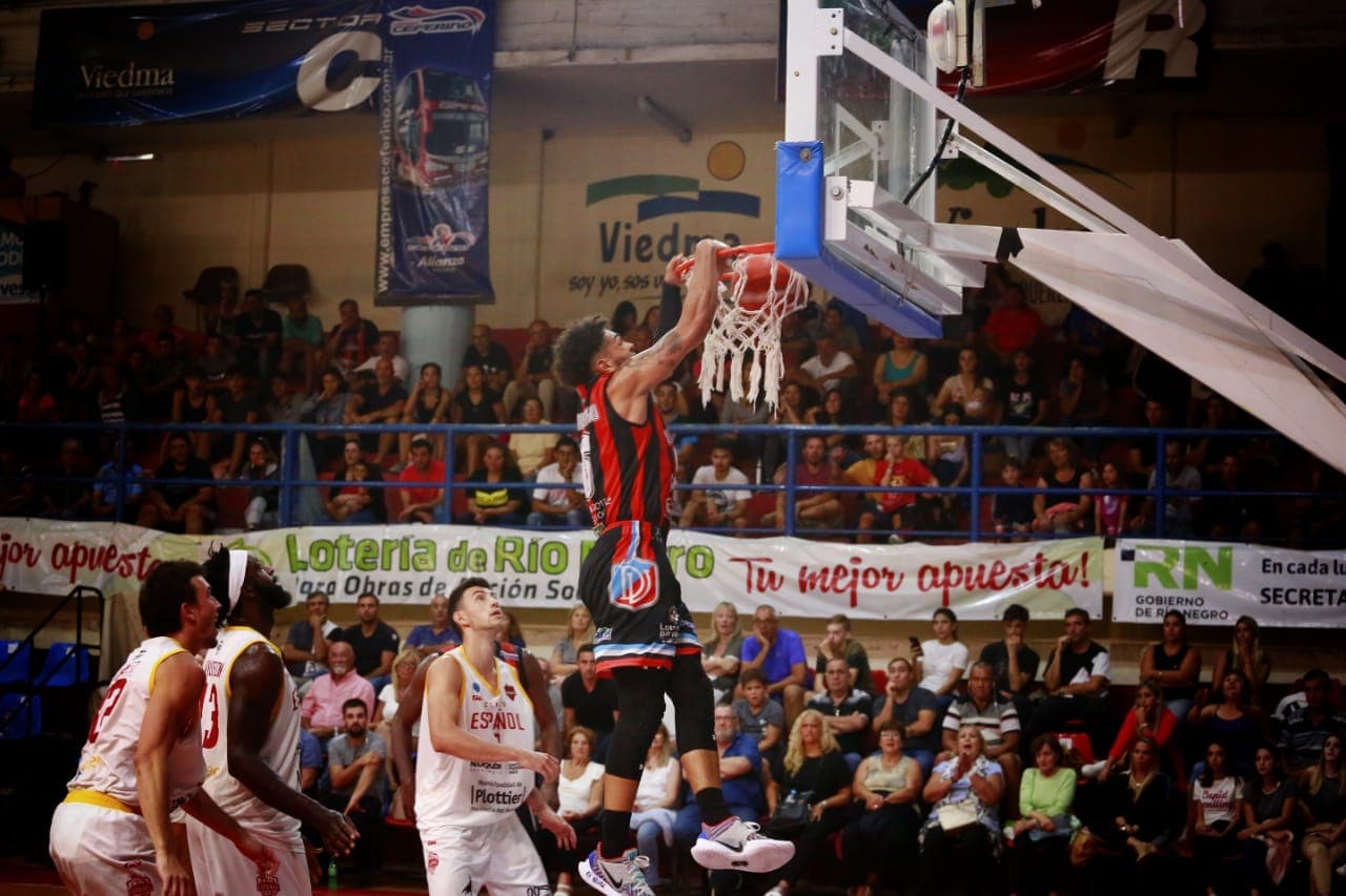 Deportivo Viedma derrotó a Centro Español por 90-83 y se quedó con un duelo clave