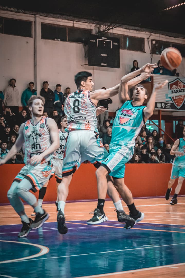 El Depo Viedma ganó de visitante y puso la serie 1-2, el martes se juega el cuarto encuentro