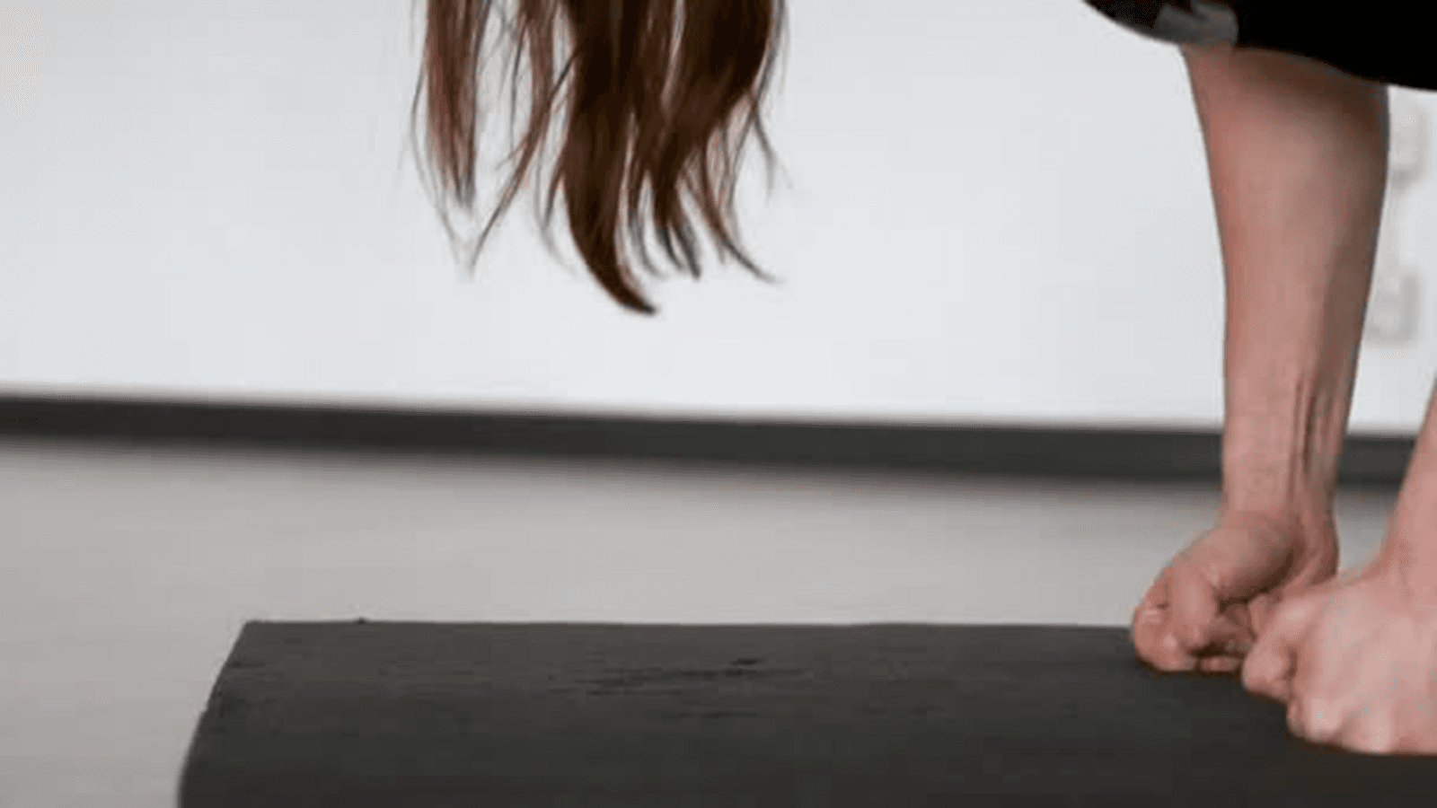 Obligaba a su hija de seis años a hacer flexiones cuando decía que le dolía y fue condenado con tareas comunitarias