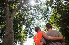 Dos hermanos fueron adoptados por el papá de crianza