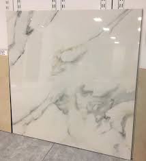 Condenan a un comercio por vender pisos de porcelanato cuando no tenía