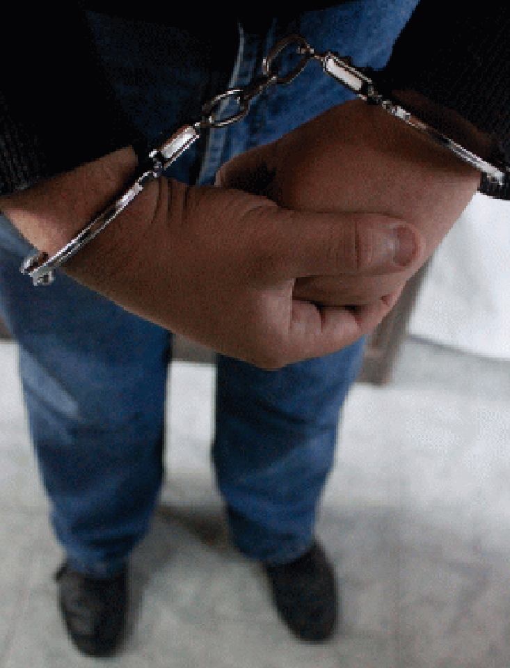 Continuará detenida una de las personas que le disparó a un policía