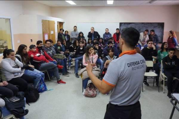 Capacitan sobre técnicas y maniobras de reanimación cardio pulmonar a estudiantes secundarios