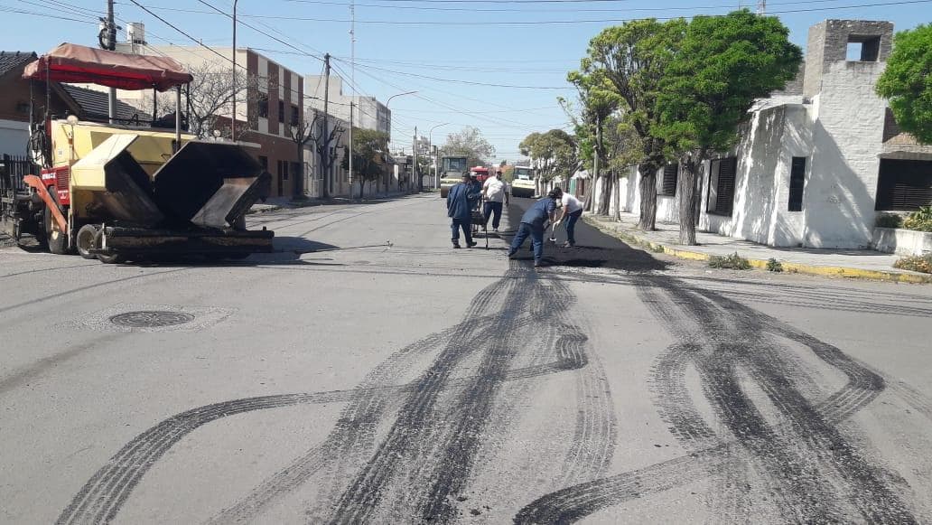 Completan el pavimento de los costados de la calles que no habían repavimentado en la anterior gestión municipal