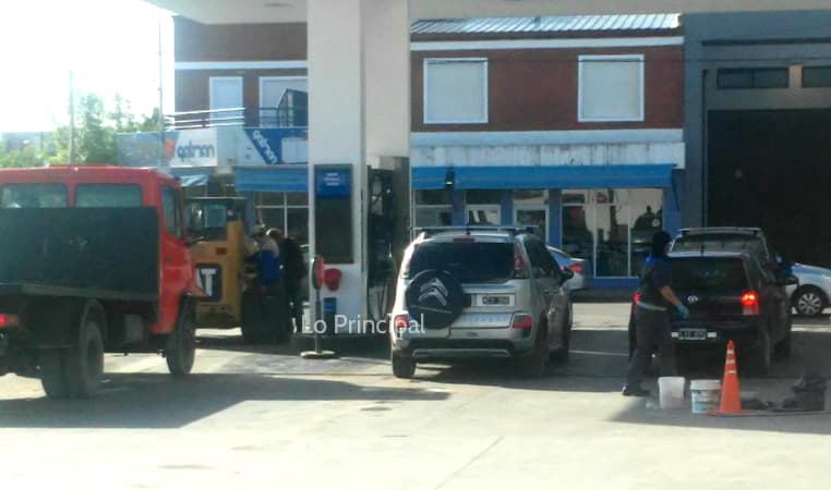 Se concretó la rebaja del precio del combustible en las estaciones de YPF