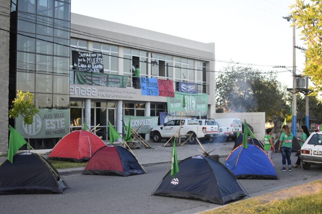 ATE continúa con la protesta en SENASA, ahora con acampe