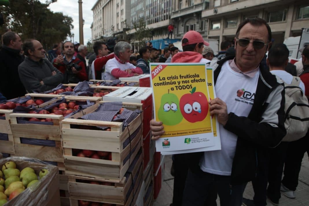 Los productores de frutas de Rio Negro y Neuquén se manifestaron Plaza de Mayo con frutazo