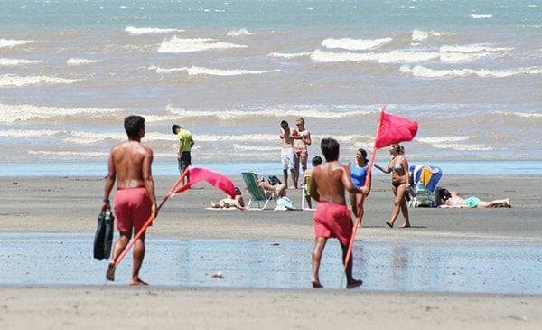 El servicio de guardavidas se extenderá por la ola de calor en toda la costa
