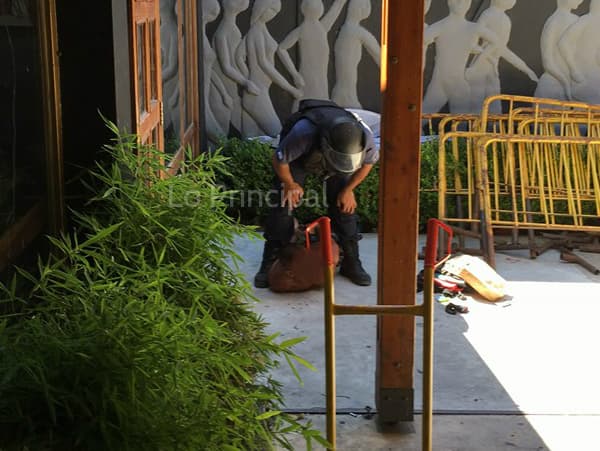 Un hombre era perseguido por un grupo y se metió en una confitería de la Costanera y fue detenido