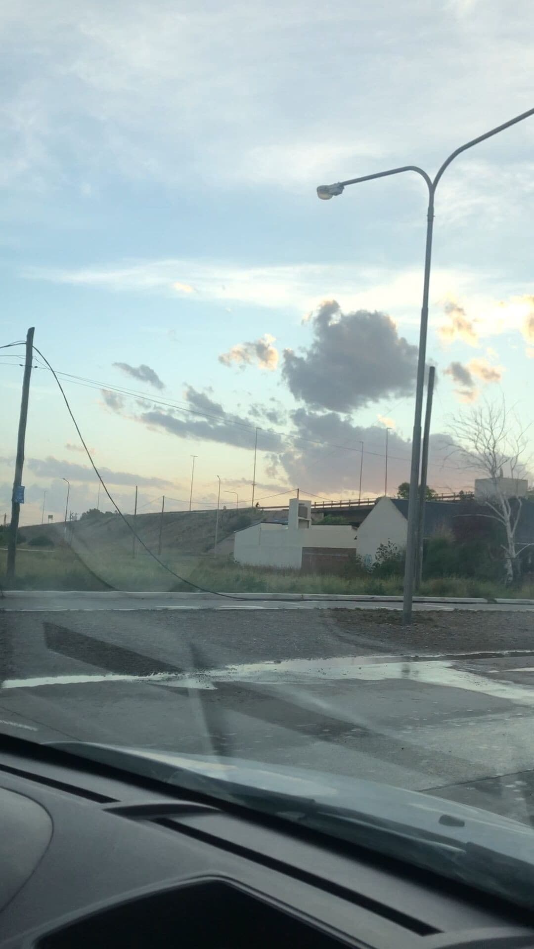 Asisten a los vecinos que fueron afectados por el temporal que azotó a Viedma y la zona