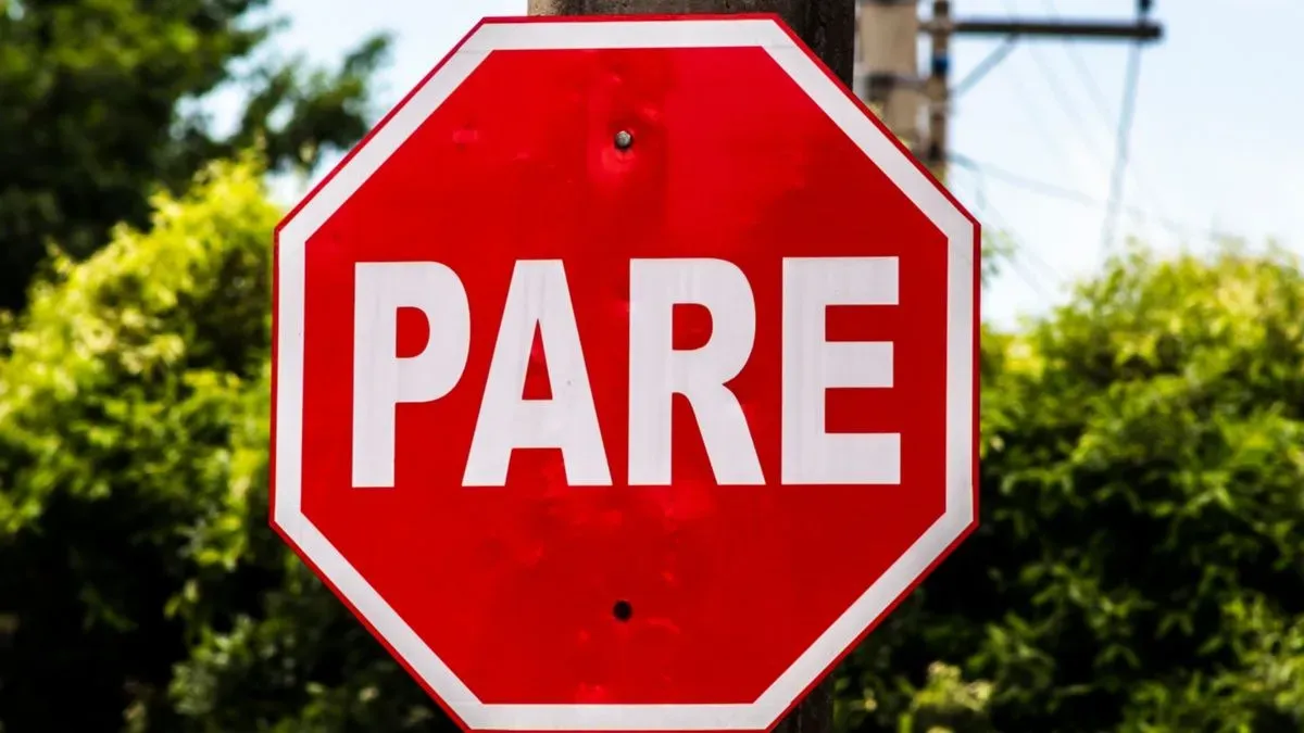 No respetó el cartel de PARE, y deberá indemnizar a una motociclista