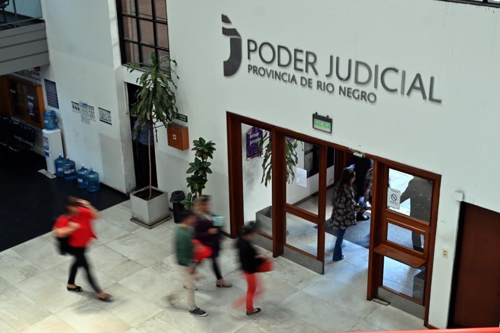 Una jueza escuchó a una adolescente y priorizó su interés superior rechazando el pedido de restitución de su padre