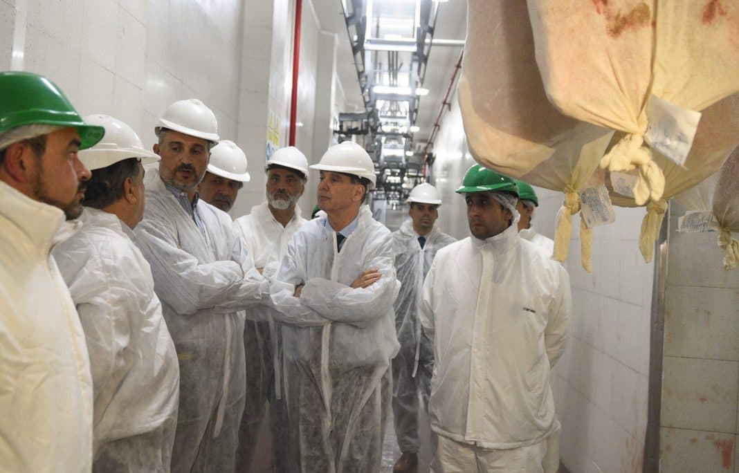 Se concretó el primer envío de carne con hueso a China con la presencia de Pichetto